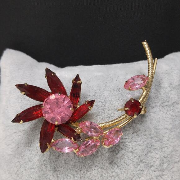 Vintage 1950s Pink Red Rhinestone Flower Brooch, Gold Plated - Picture 5 of 10